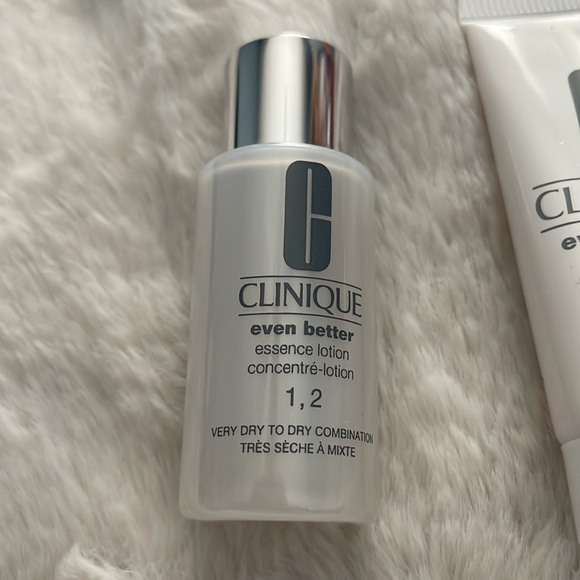 Clinique Gift Set - Picture 2 of 13